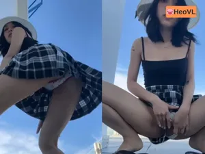 Eny dâm đi đi giã ngoại nhưng cũng không quên quay clip show dương vật cho fans xem